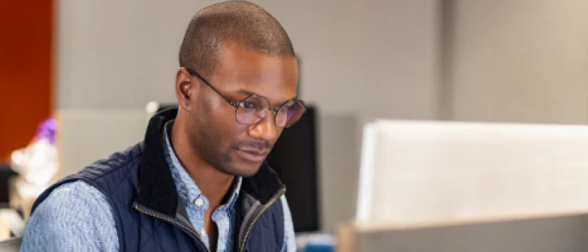 Profissional concentrado no trabalho em um computador