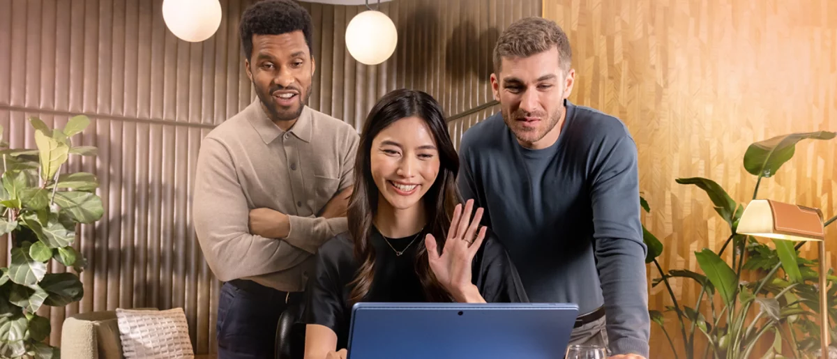 Equipe participando de uma videochamada em um notebook