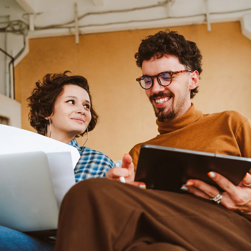Pessoas colaborando com tablet e notebook